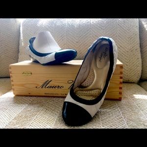 Dexflex Comfort Ladies Size 7M Black & White Classic Wedge